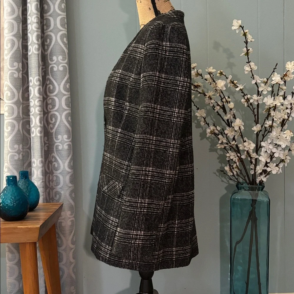 Halogen closure plaid pockets
